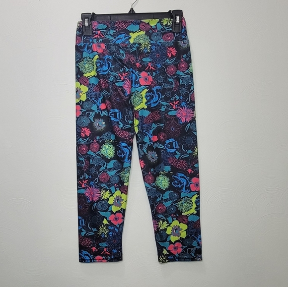 Women's Cropped Leggings - Picture 5 of 5